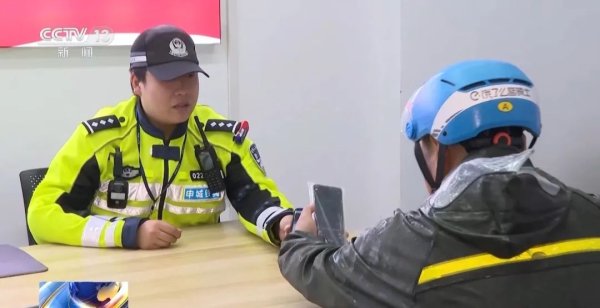 配资门户网官网 上海首创！外卖骑手“交通安全码”来了：绿码送餐，红码限单！已有420多人被纳入过“禁限名单”，变“红”后，还能变“绿”吗？