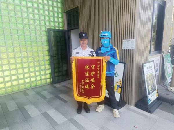 股票配资门户推荐 外卖小哥中暑被保安救助 高温下的温暖守护