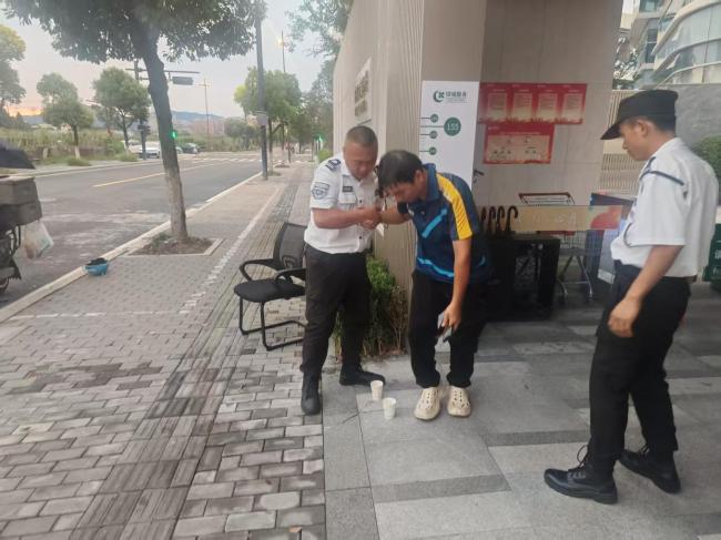 外卖小哥中暑被保安救助 高温下的温暖守护